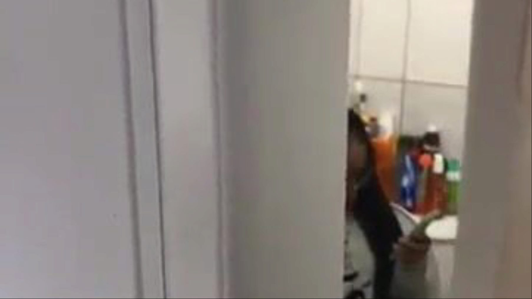Jeg blev fanget i badeværelset og tog spunk i mit ansigt